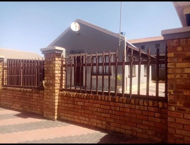 2 BEDROOM HOUSE FOR SALE IN MARIMBA GARDENS EXT 9